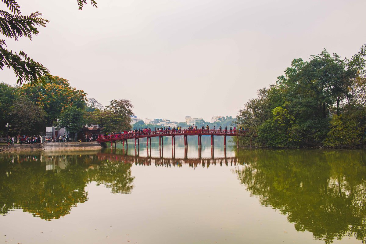 The Huc Brücke in der Altstadt von Hanoi
