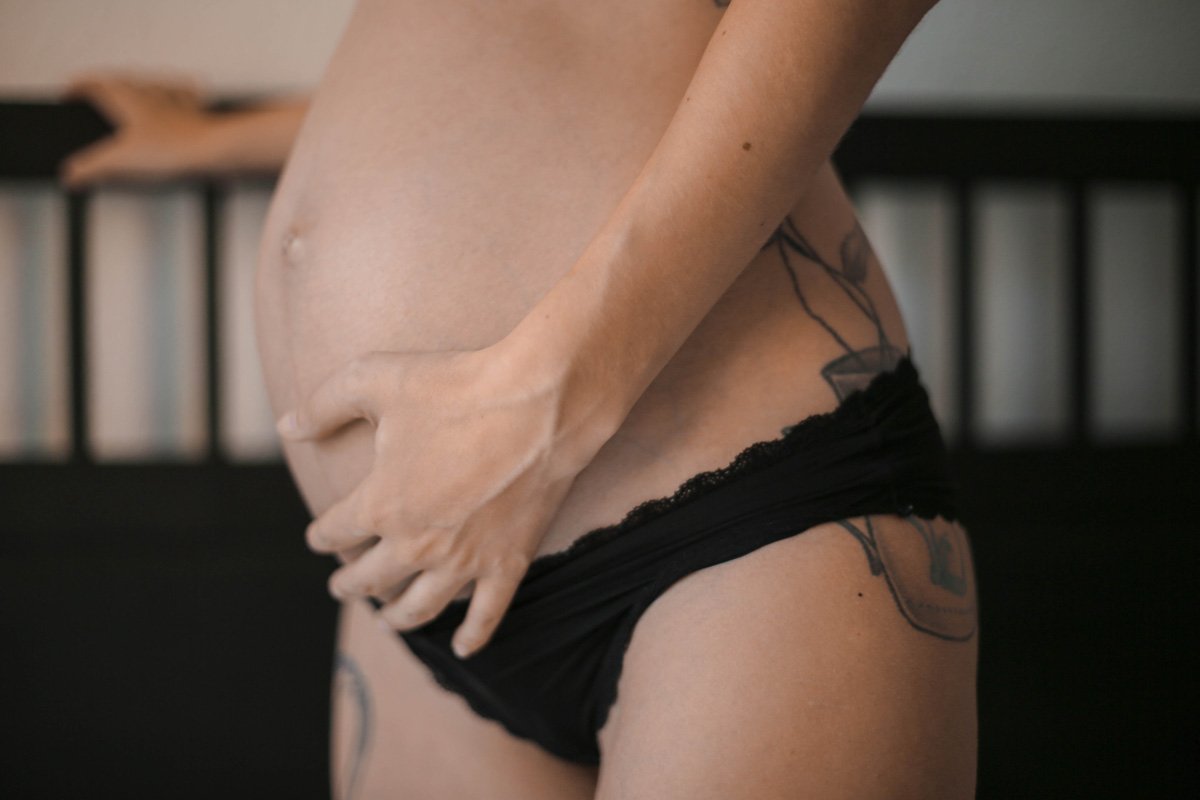 Schwangerer Bauch im 7. Monat