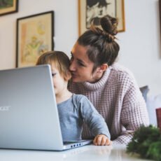 Mutter und Kind gemeinsam vor dem Laptop